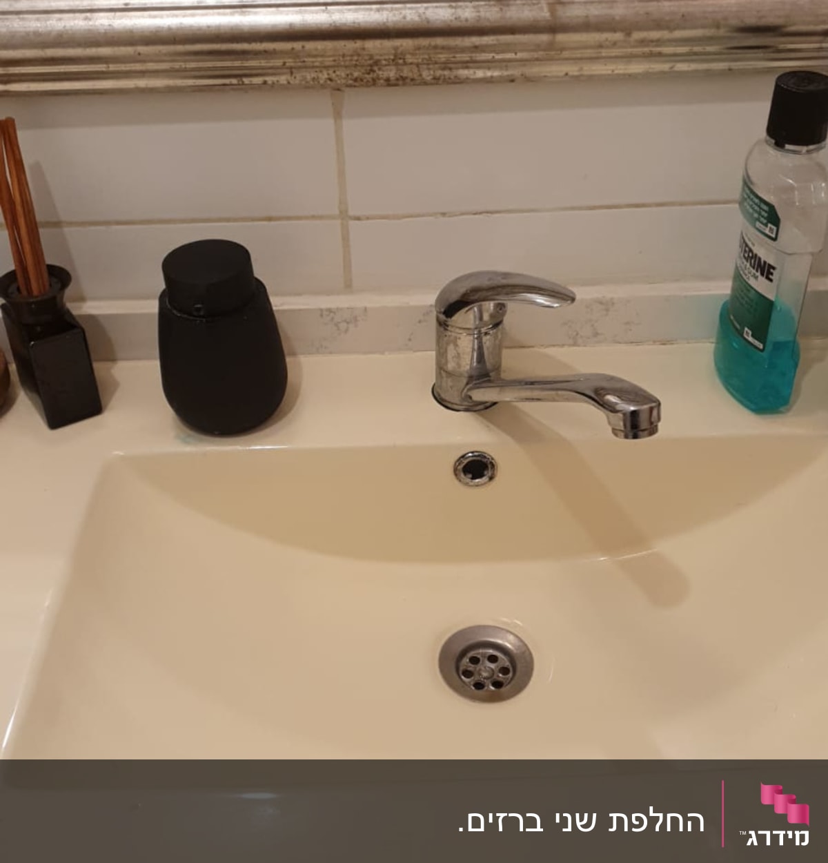 כיור עם ברז כרום ומראה מעל